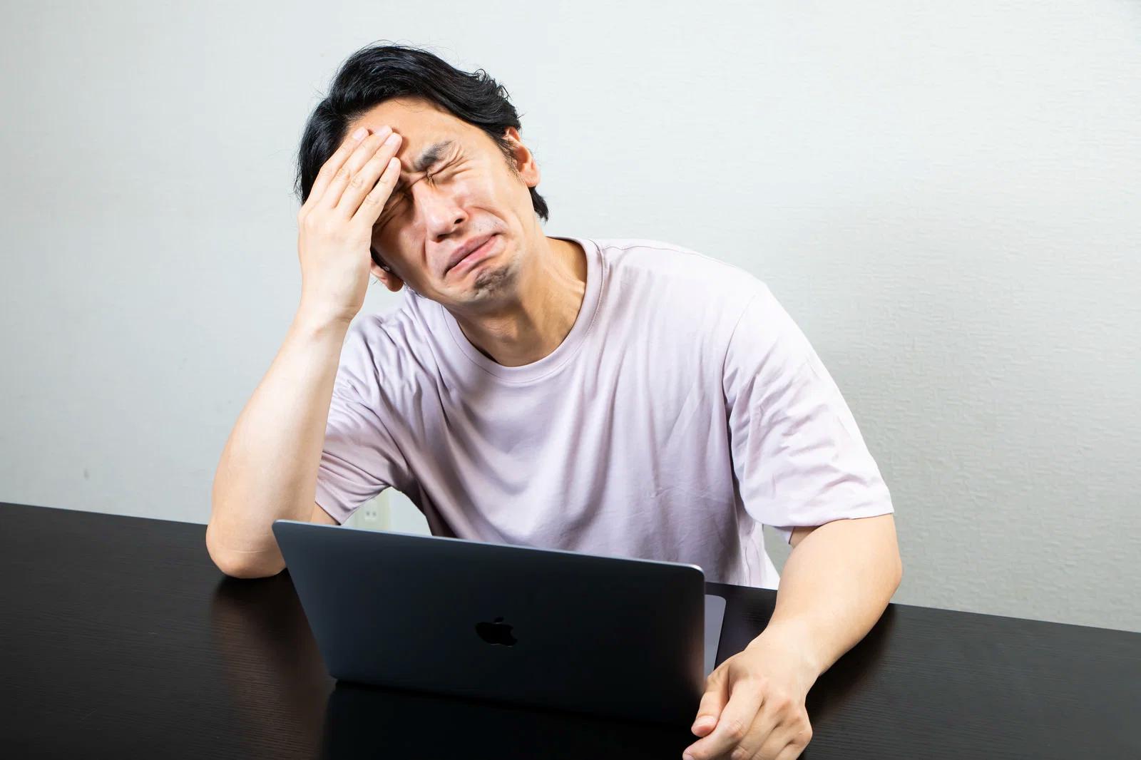 体を温めリラックスする中高年男性のイメージ
