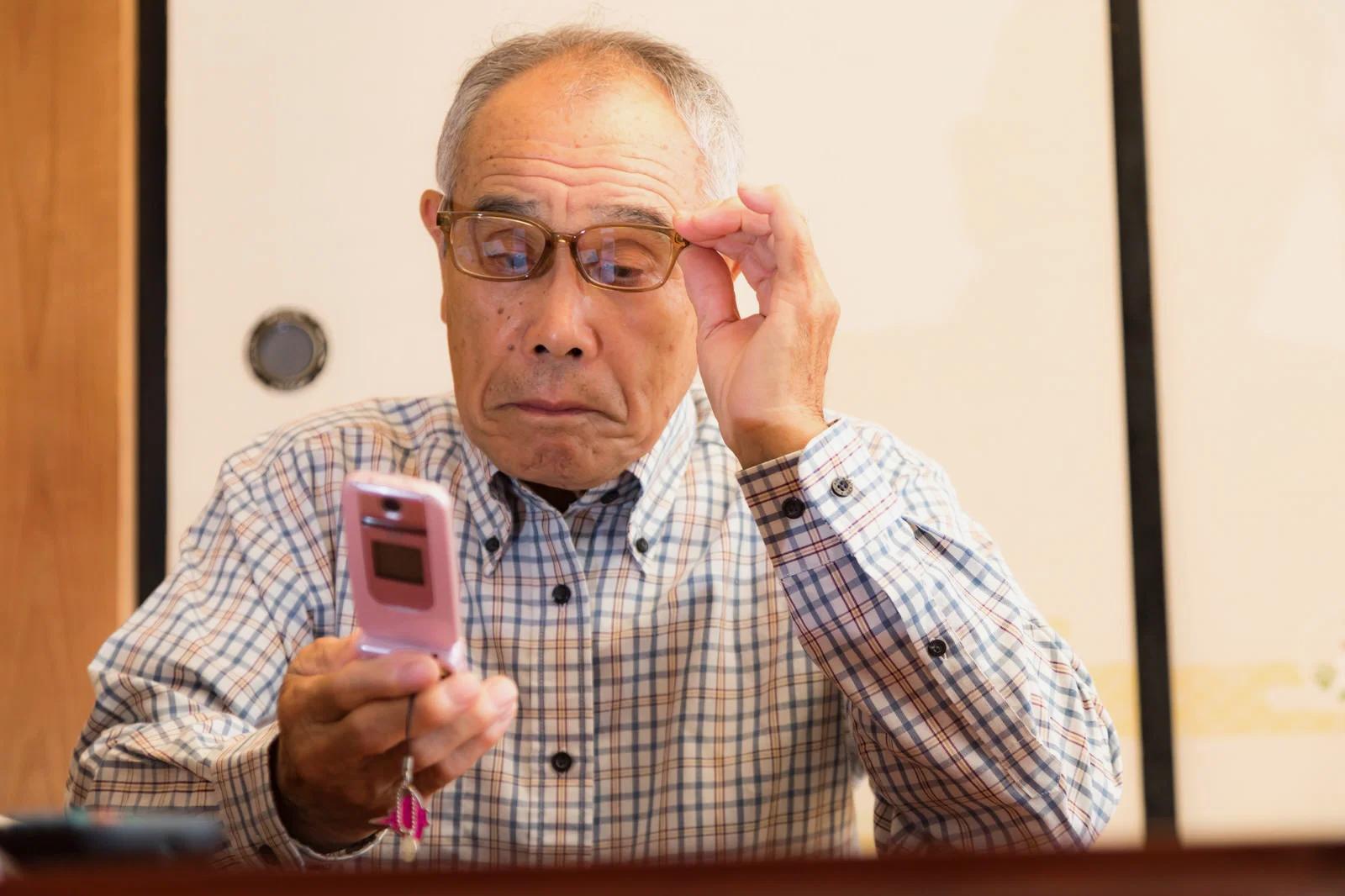 明るい部屋で新聞を読みやすく工夫している高齢者の生活空間