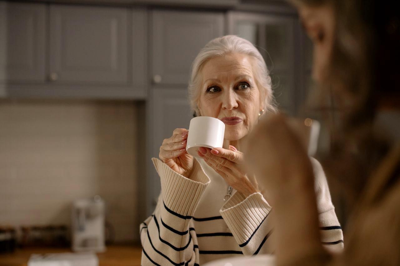 適量のコーヒーを楽しむ中高年夫婦のイメージ