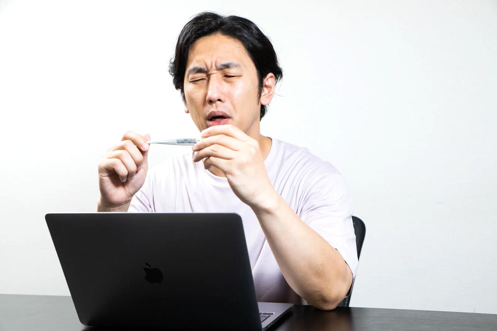 前向きにヨガを続けて笑顔になるシニアの姿