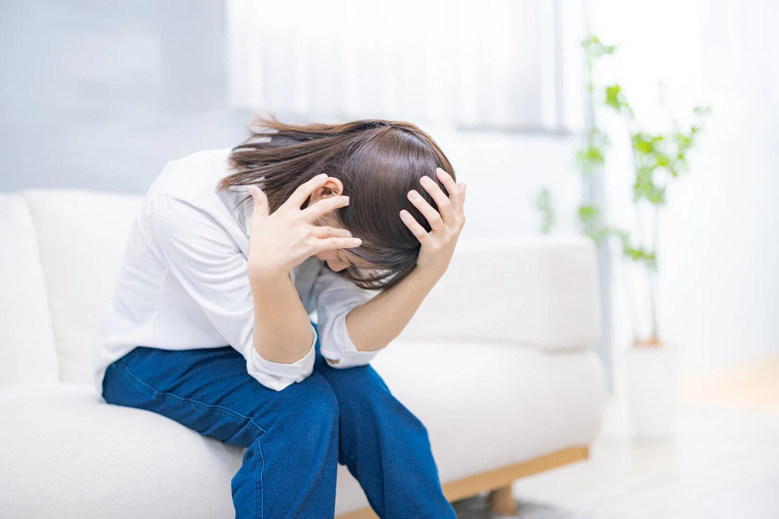 独身高齢者が将来を考える不安な暮らしのイメージ