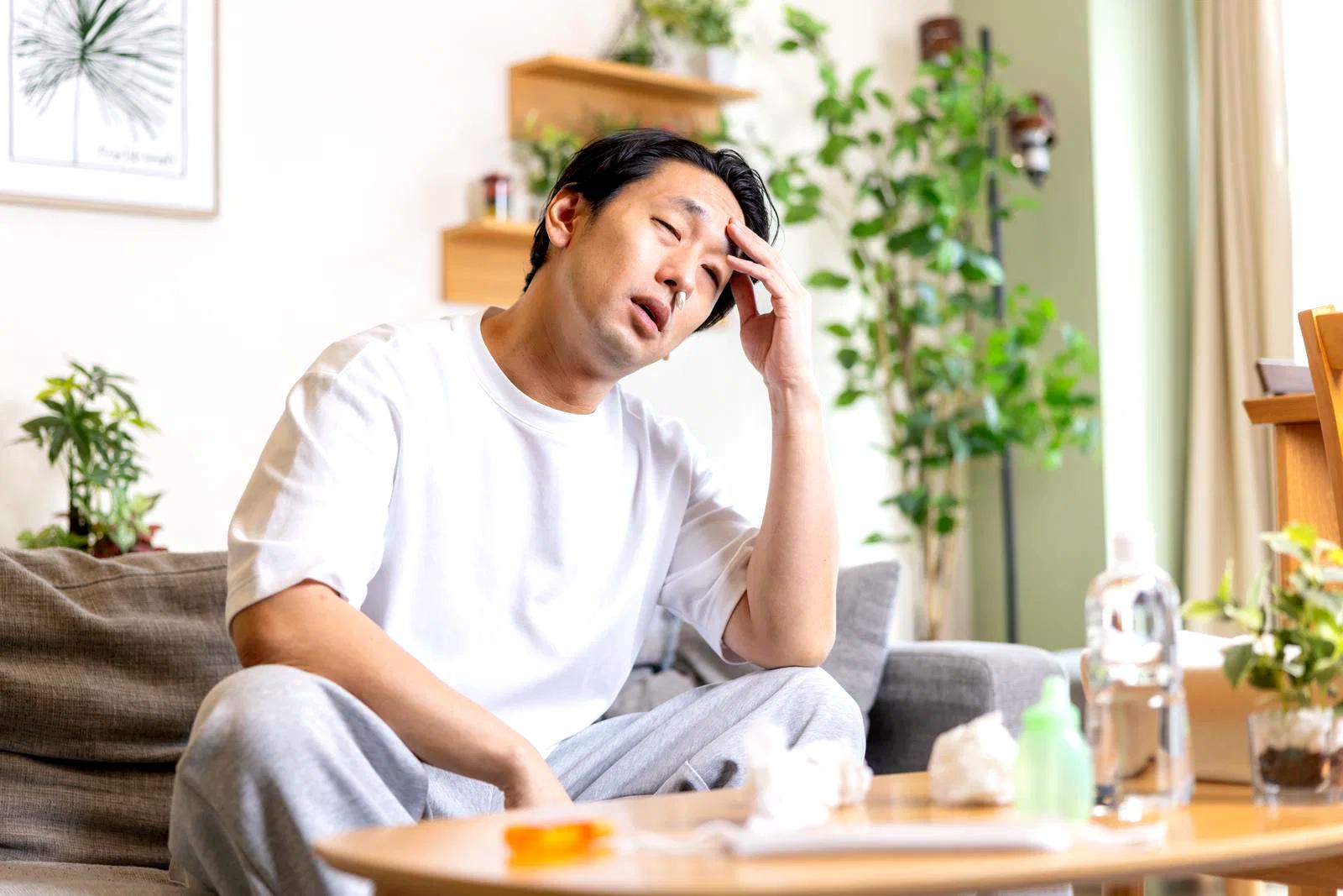 電気や通信費の明細を見ながら節約を考えるシニアのイメージ