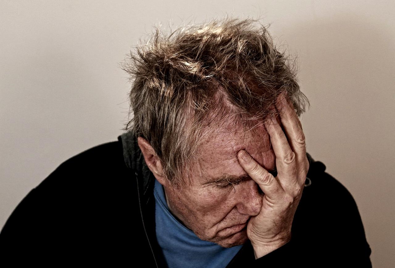 80代のおひとりさまが感じる不安や孤独の背景を考えるイメージ
