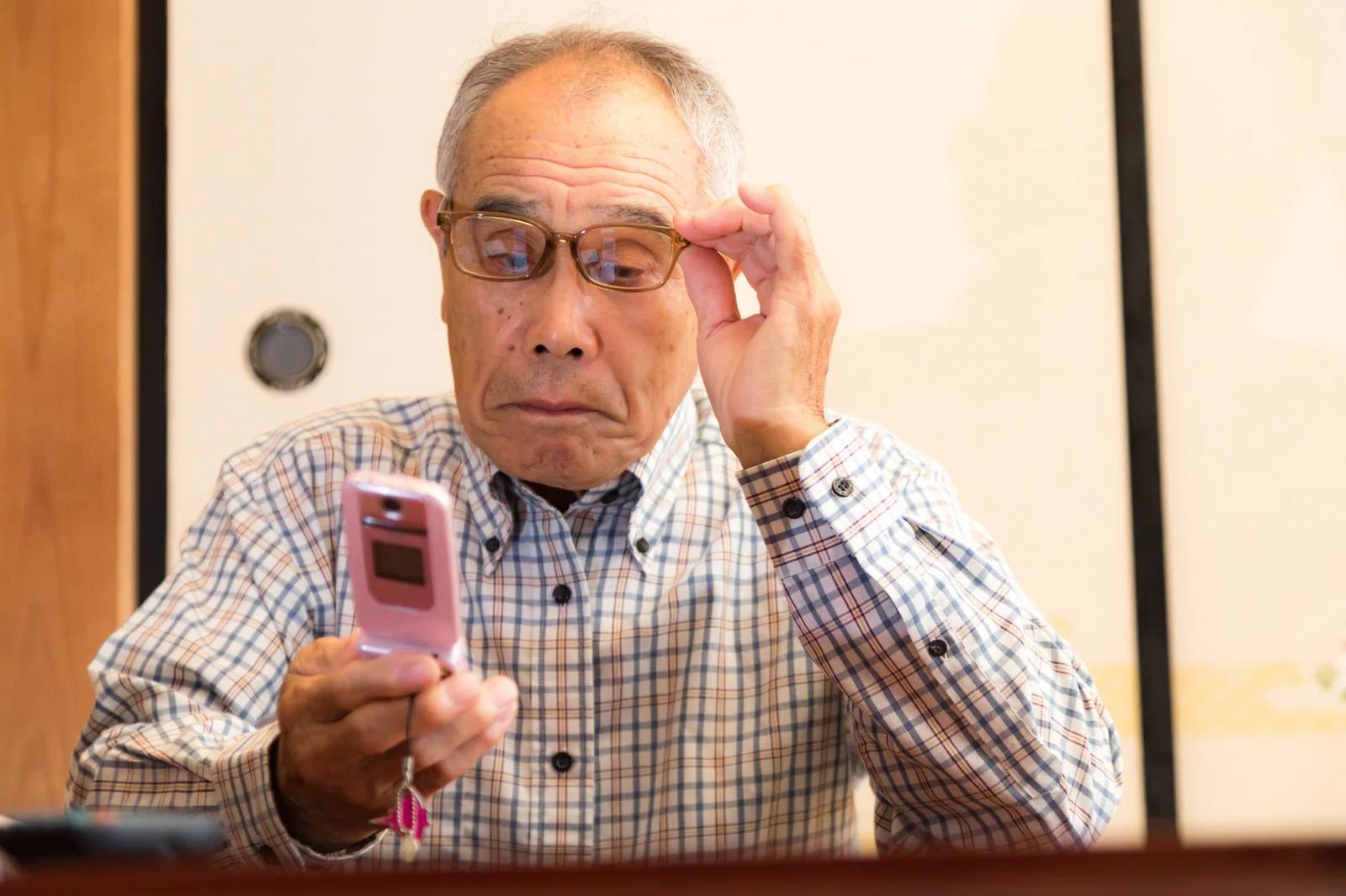日常生活にヨガを取り入れて健康を維持するシニア