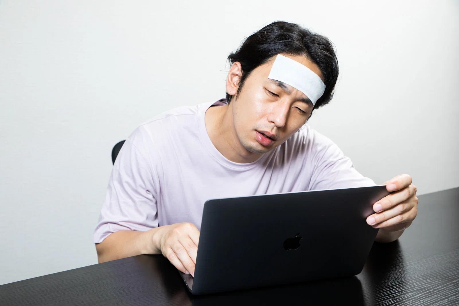 60代の男性が食事内容を見直しながら健康を意識している様子