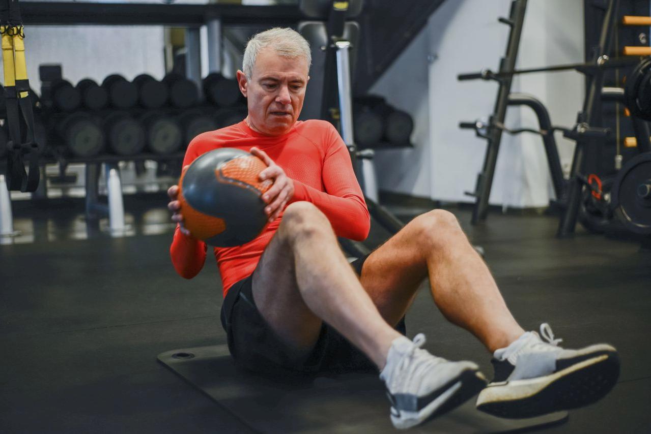 ヨガで体の柔軟性と筋力を高めているイメージ