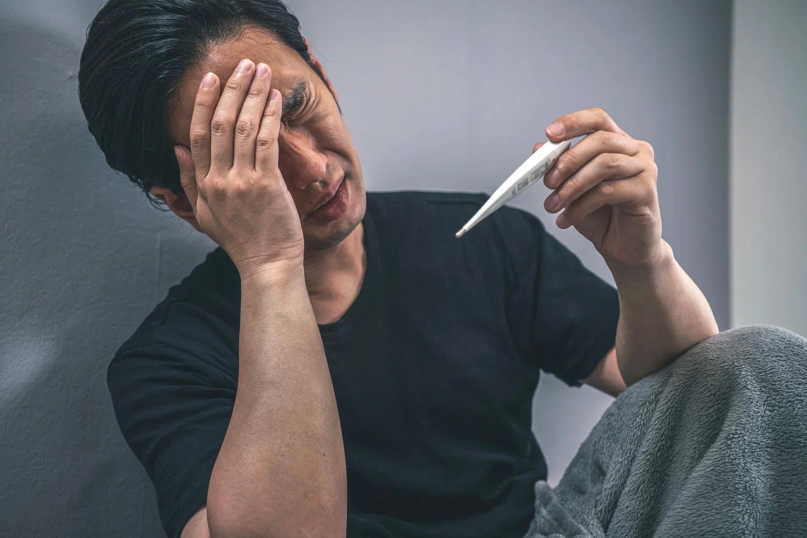 体調変化を気にする高齢者の様子