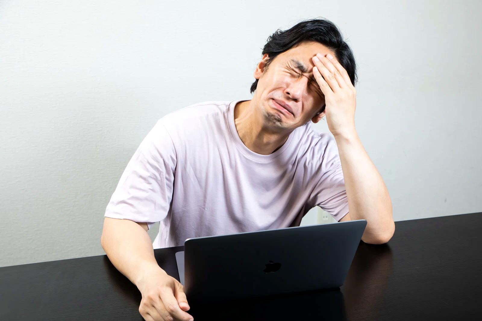 原因不明の体調不良に悩む中高年のイメージ