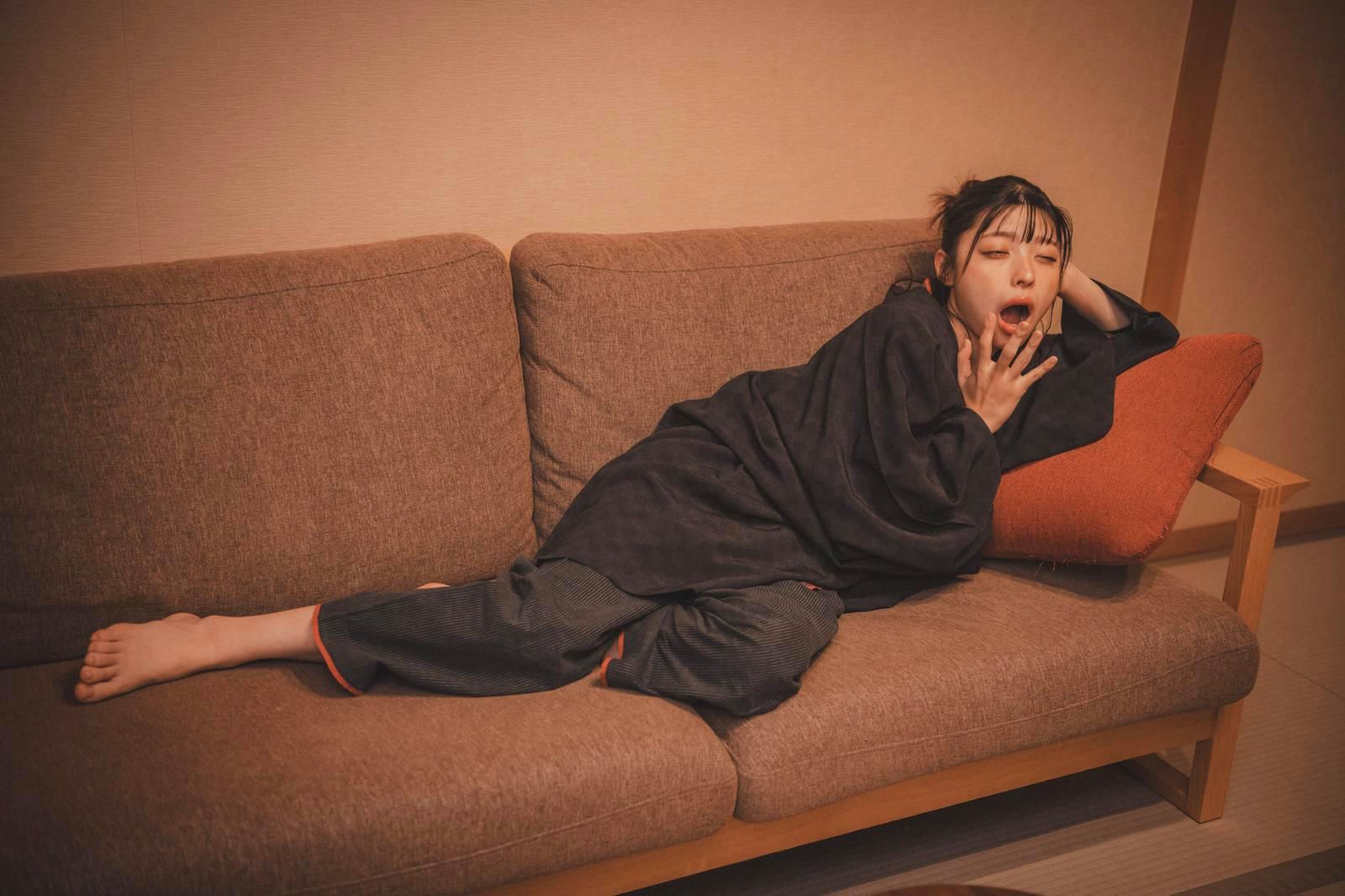 夜中に何度も起きる男性と睡眠不足のイメージ