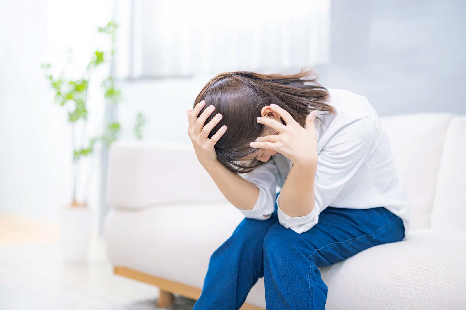 疲労感や気分の落ち込みなどメンタル不調のサインを示すイメージ