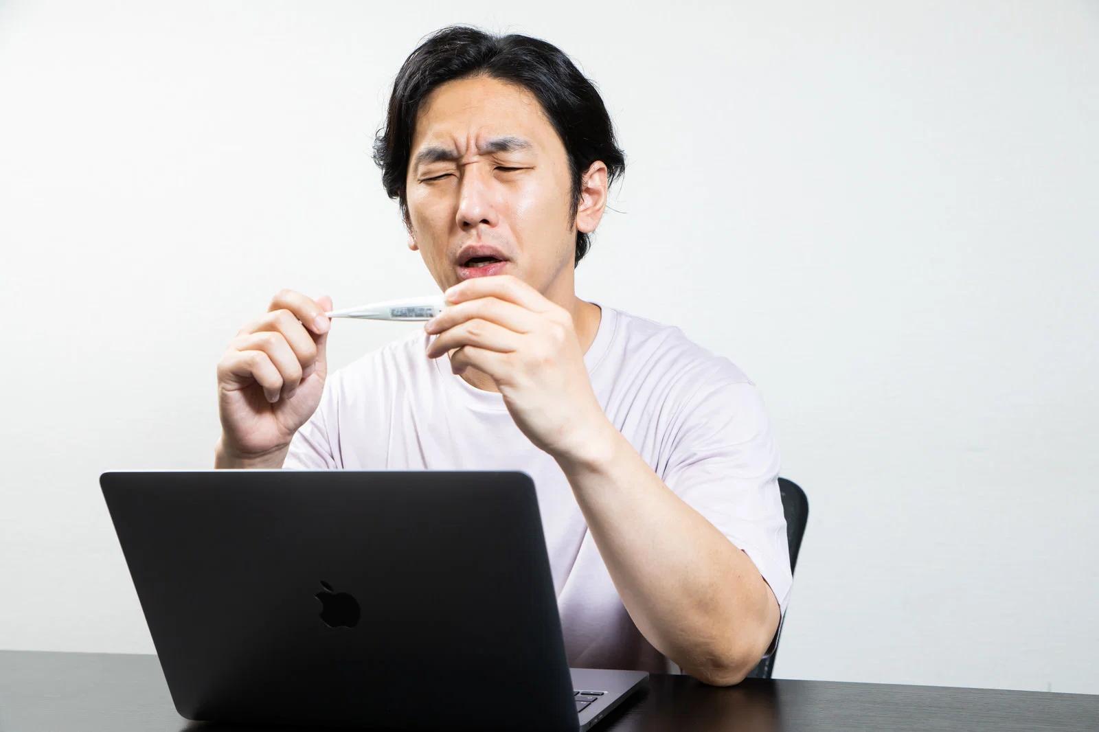 60代の男性がペットの世話で疲れを感じている様子