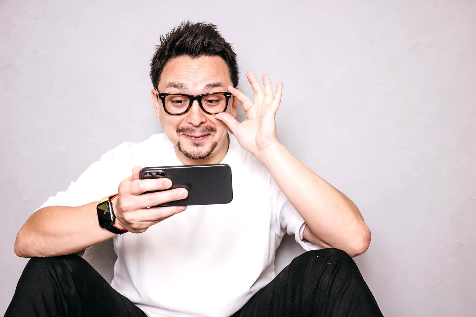 テレビやスマホを使って日常を楽しく過ごす高齢者の様子