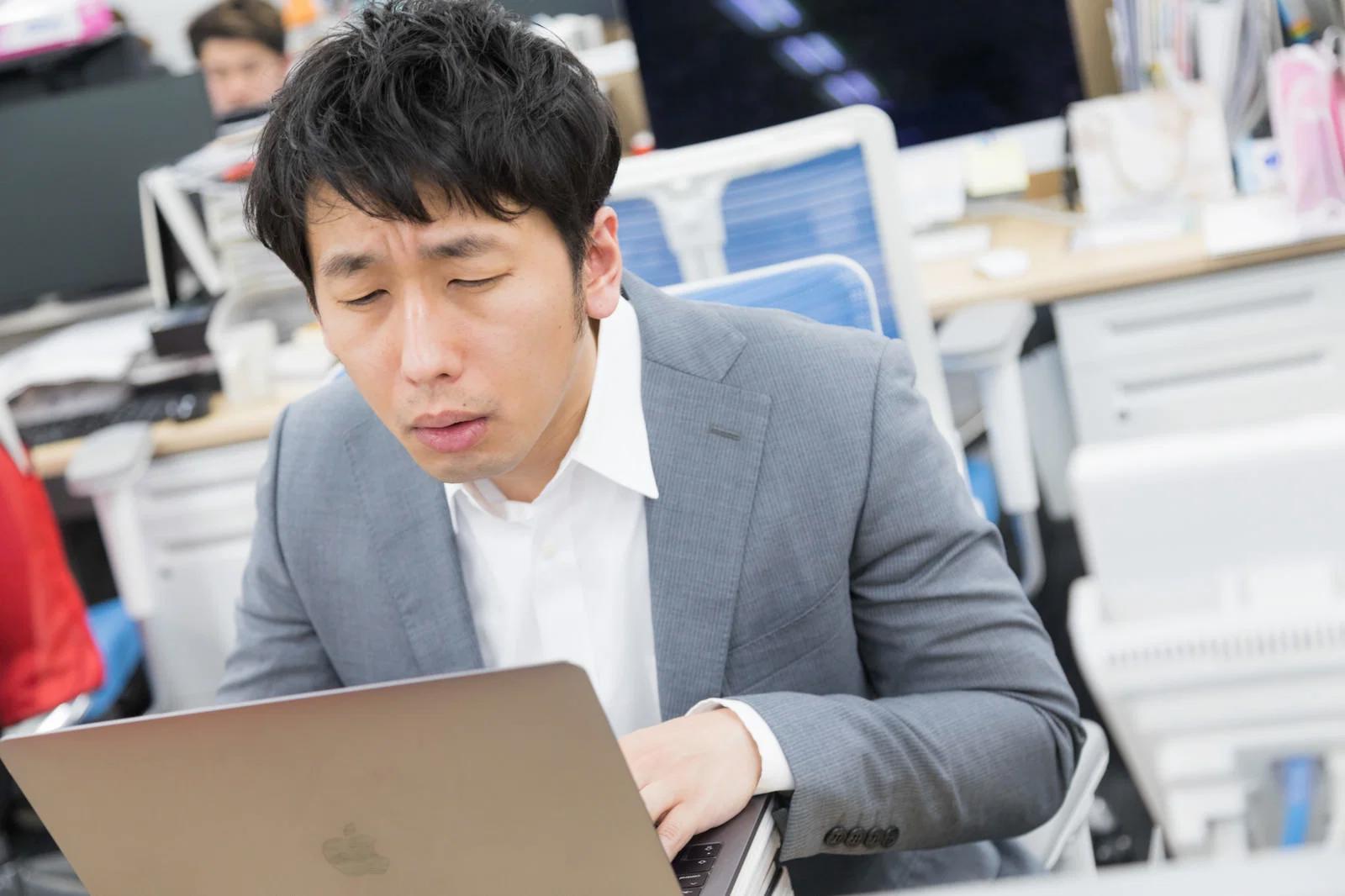 80代の高齢者がお腹の不調に悩む様子と食事のイメージ