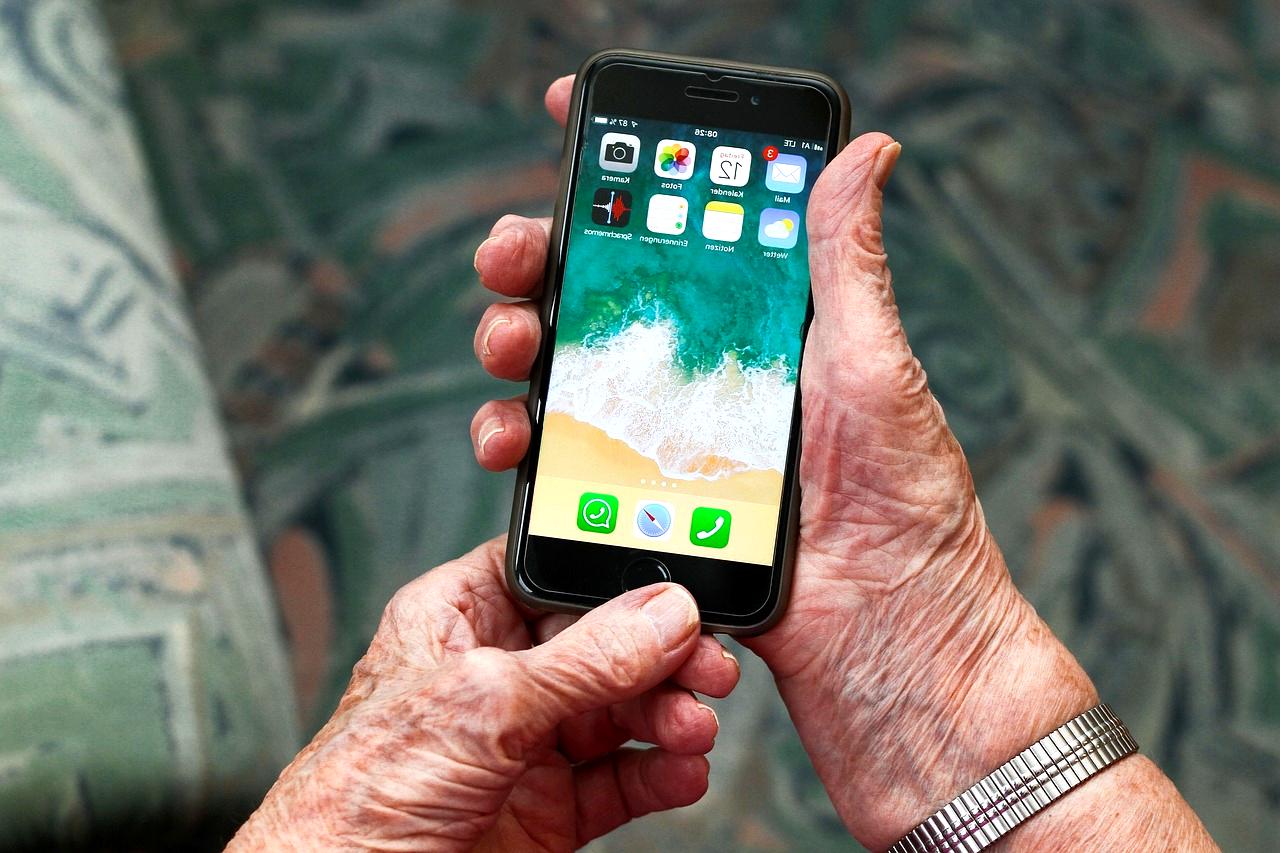 スマホのホーム画面を整理して使いやすく整えるイメージ
