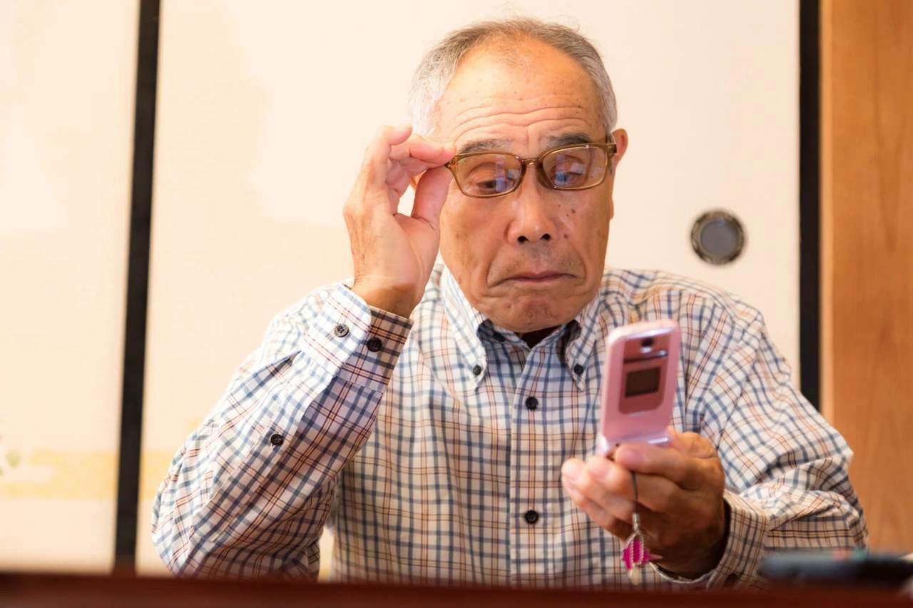 穏やかな表情で目元の健康を大切にする高齢者の姿