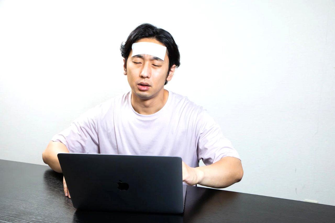 体調の変化を気にする高齢者の様子