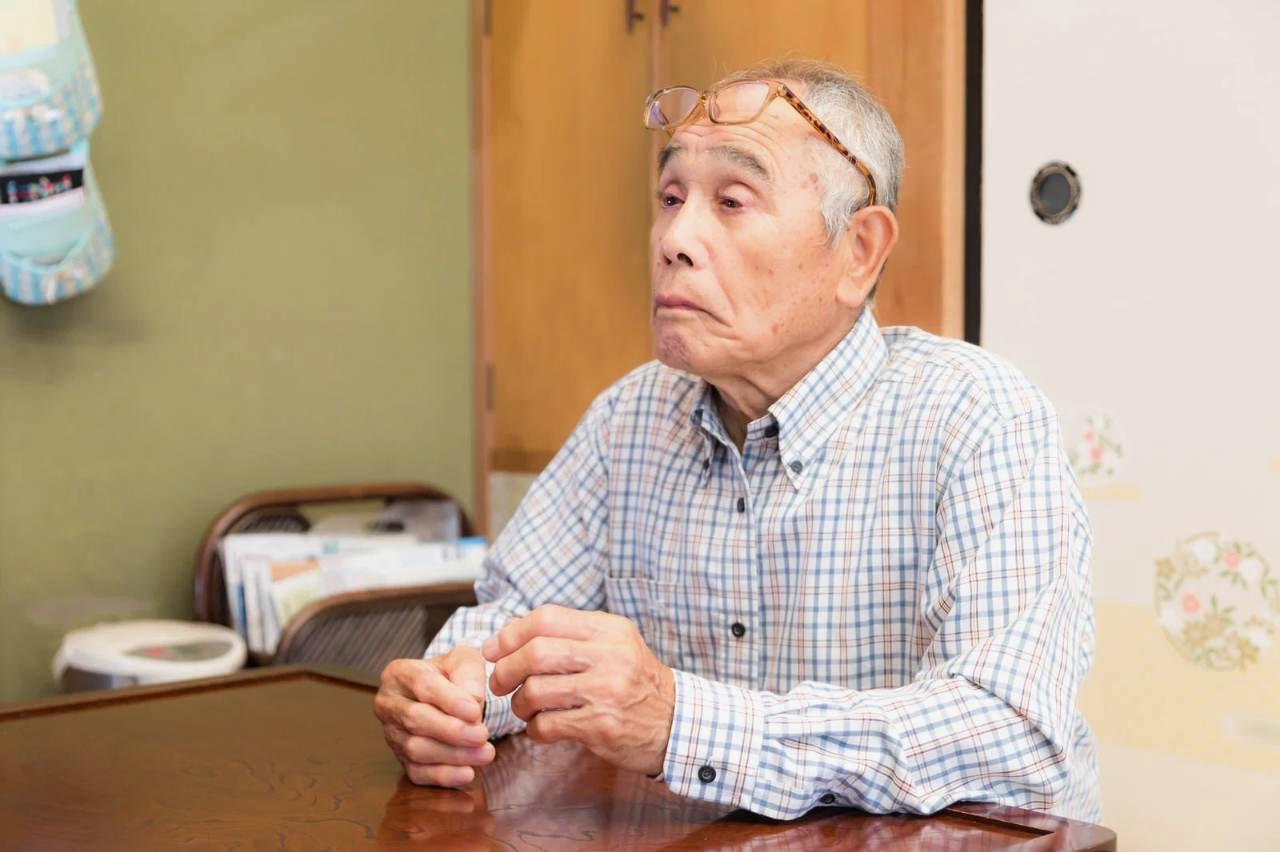 加齢による目の変化を気にする大人が生活習慣を見直す様子