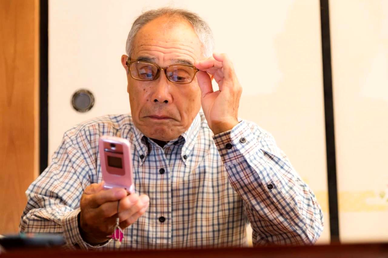 足の爪の異常を確認する医療イメージ