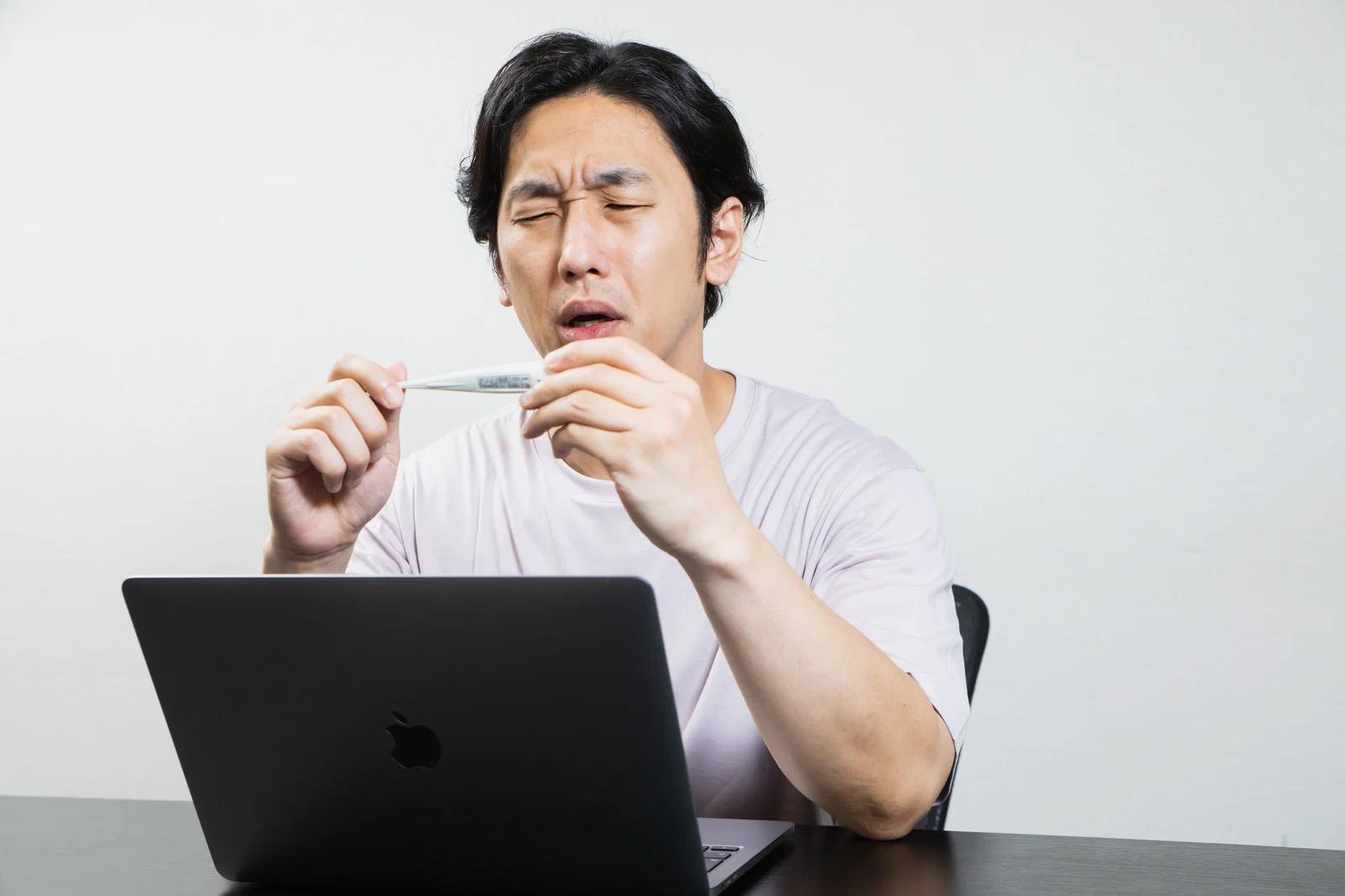 40代の男性が一人で考え事をしながら孤独を感じている様子