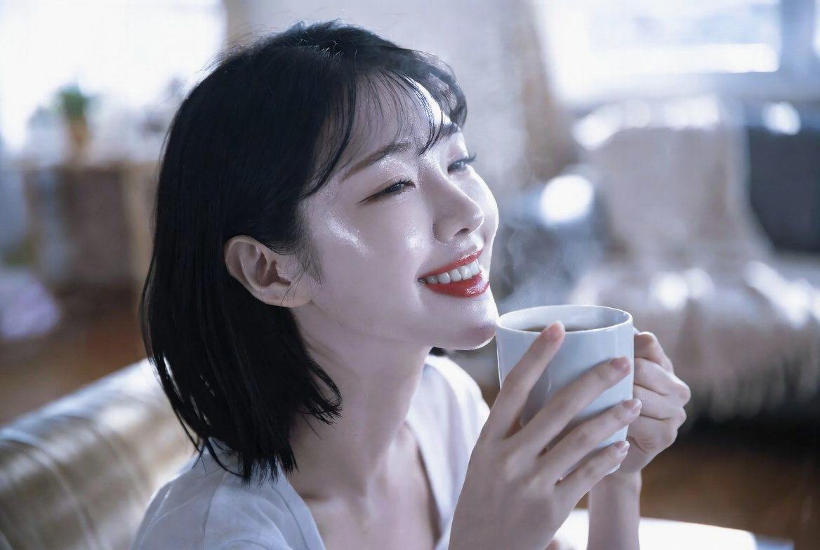 笑顔でコーヒーカップを傾ける健康的な70代の人物