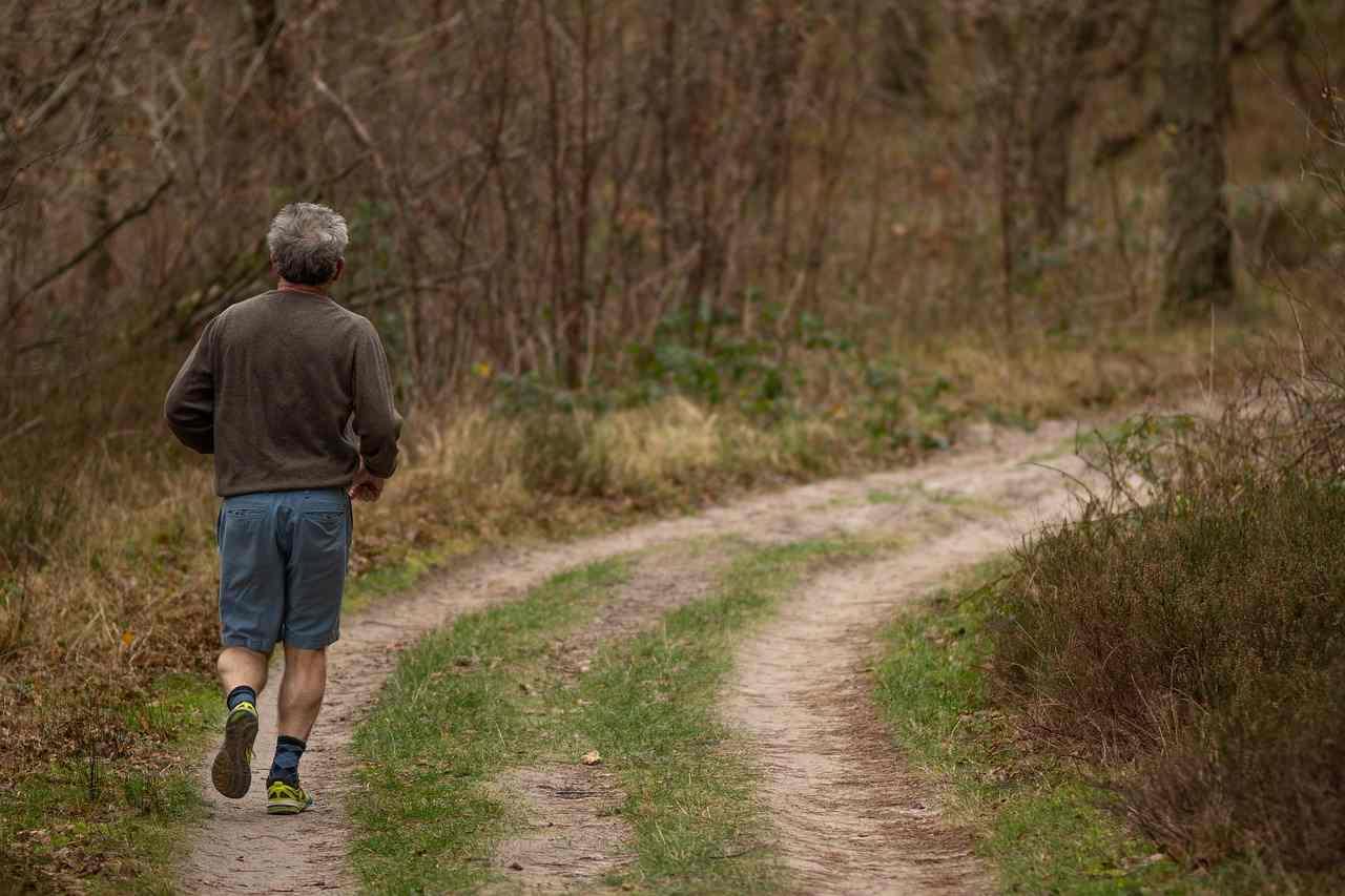 安全に運動するためのポイントを確認する高齢者