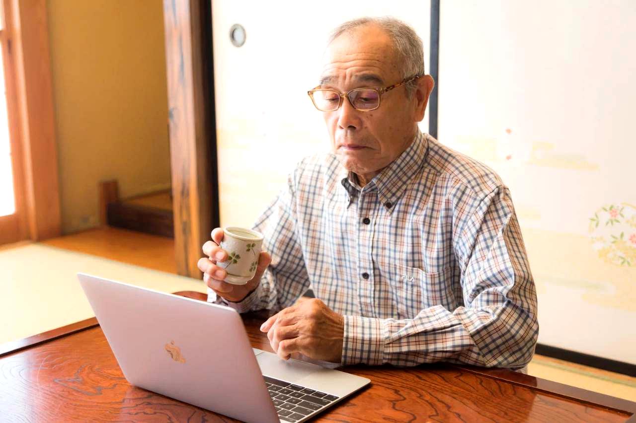 パソコンで写真フォルダやデータを整理している様子