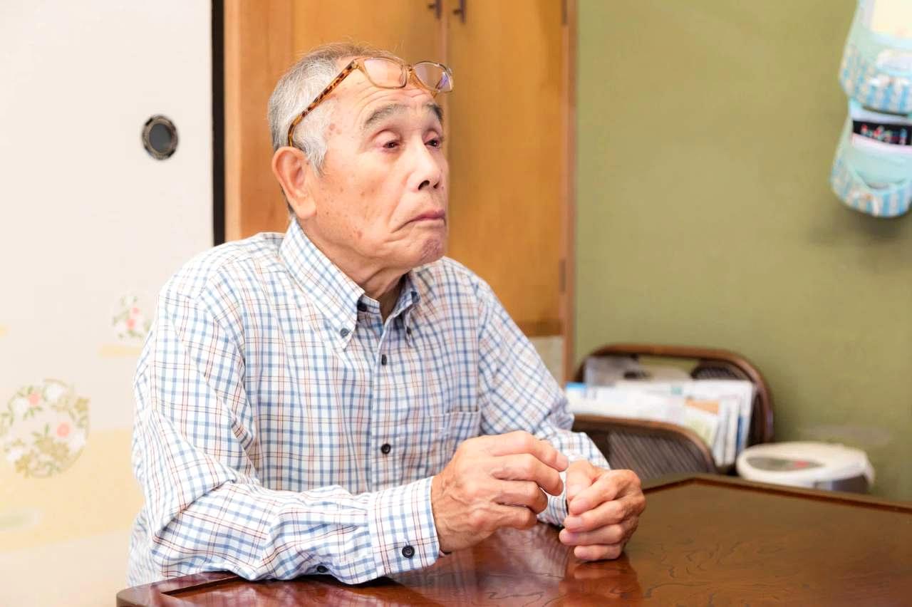 禁煙計画を立てる高齢者の落ち着いた姿