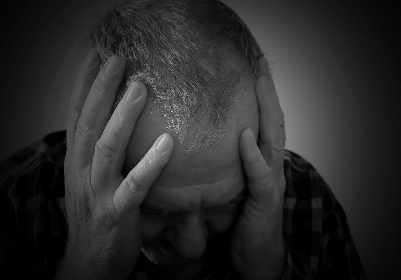 40代で親の介護リスクや体調変化に直面するイメージ