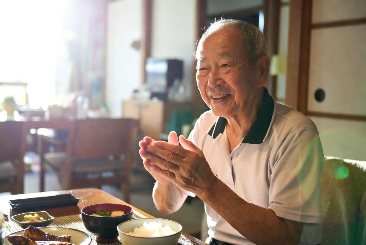 新しいつながりを無理なく育てるための習慣を意識する50代の姿