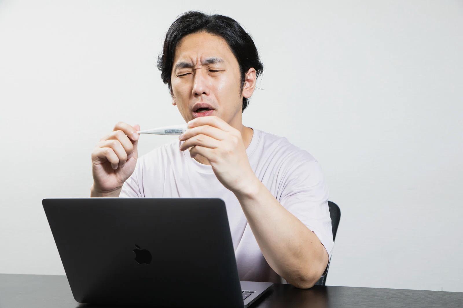 同じ話に疲れてストレスを感じる家族の様子