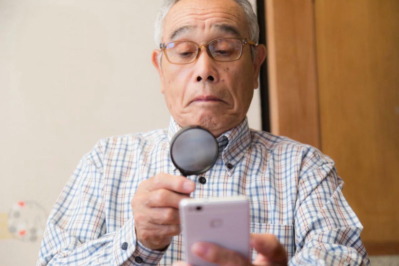 70代の方が目元を清潔に保ち健康的に暮らすためのケアを行うイメージ