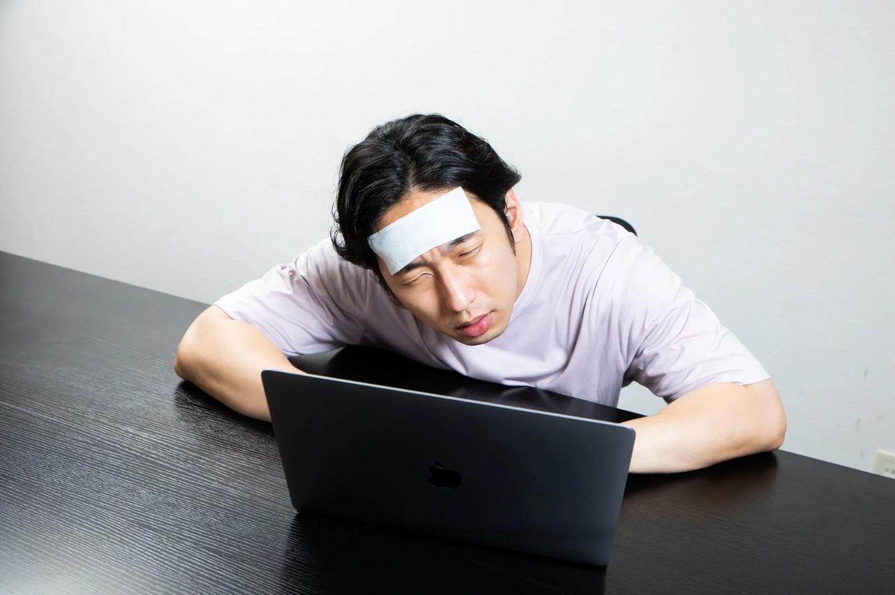 トイレのさまざまな汚れを確認している様子