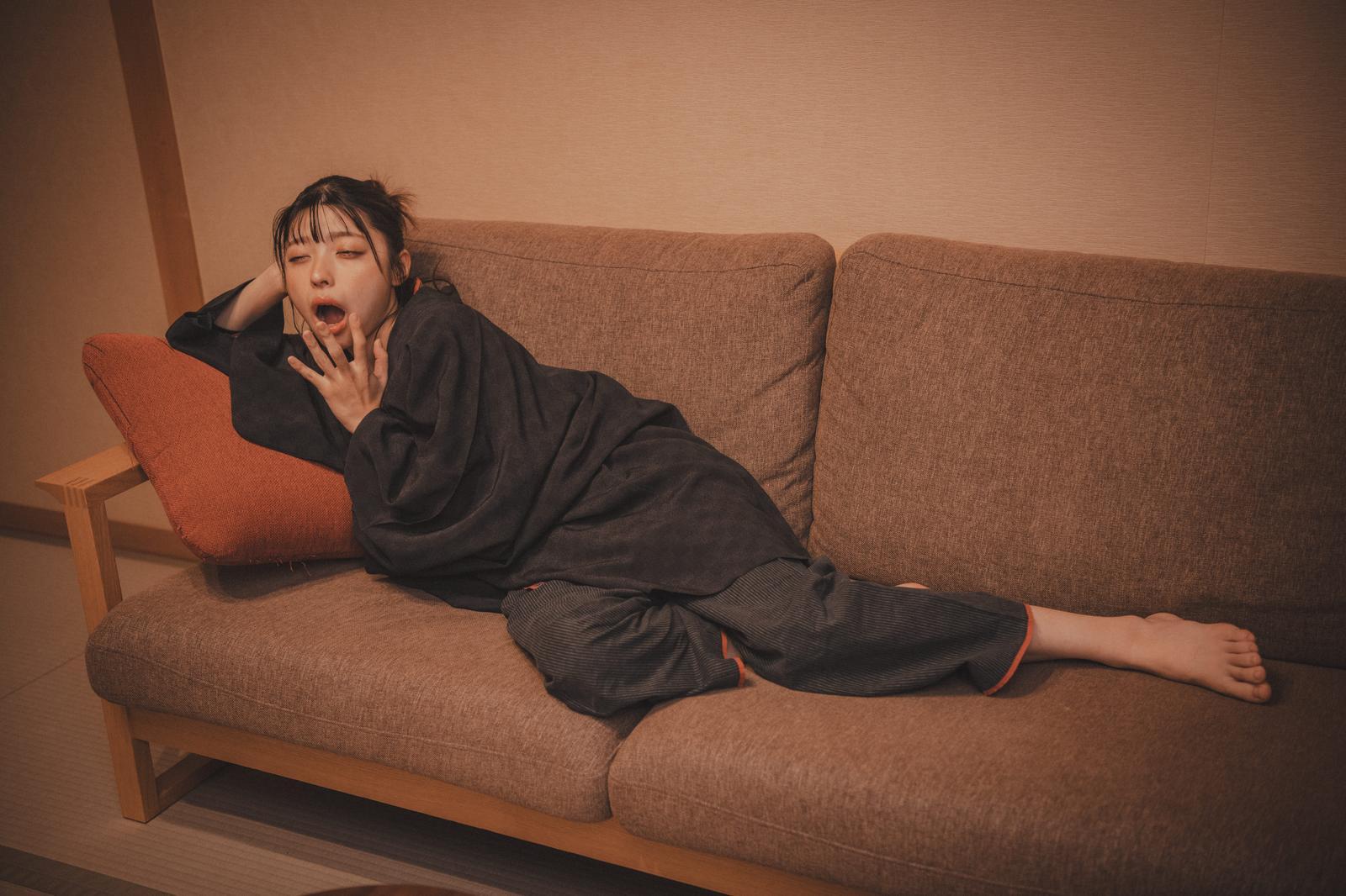 睡眠の質を改善して朝の疲労を軽減し、70代でもスッキリ目覚める生活イメージ