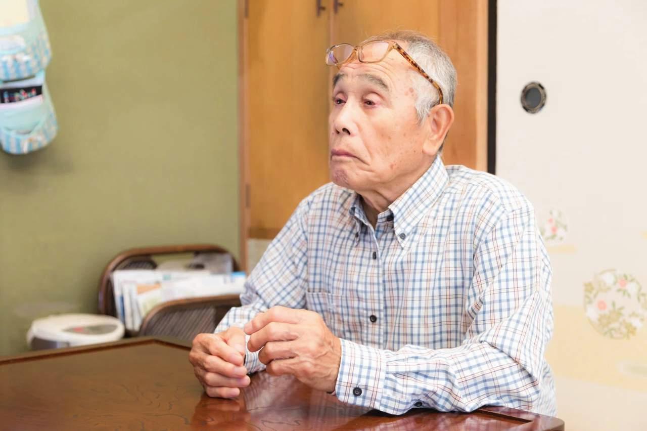ハンドクリームで爪周りを保湿する様子