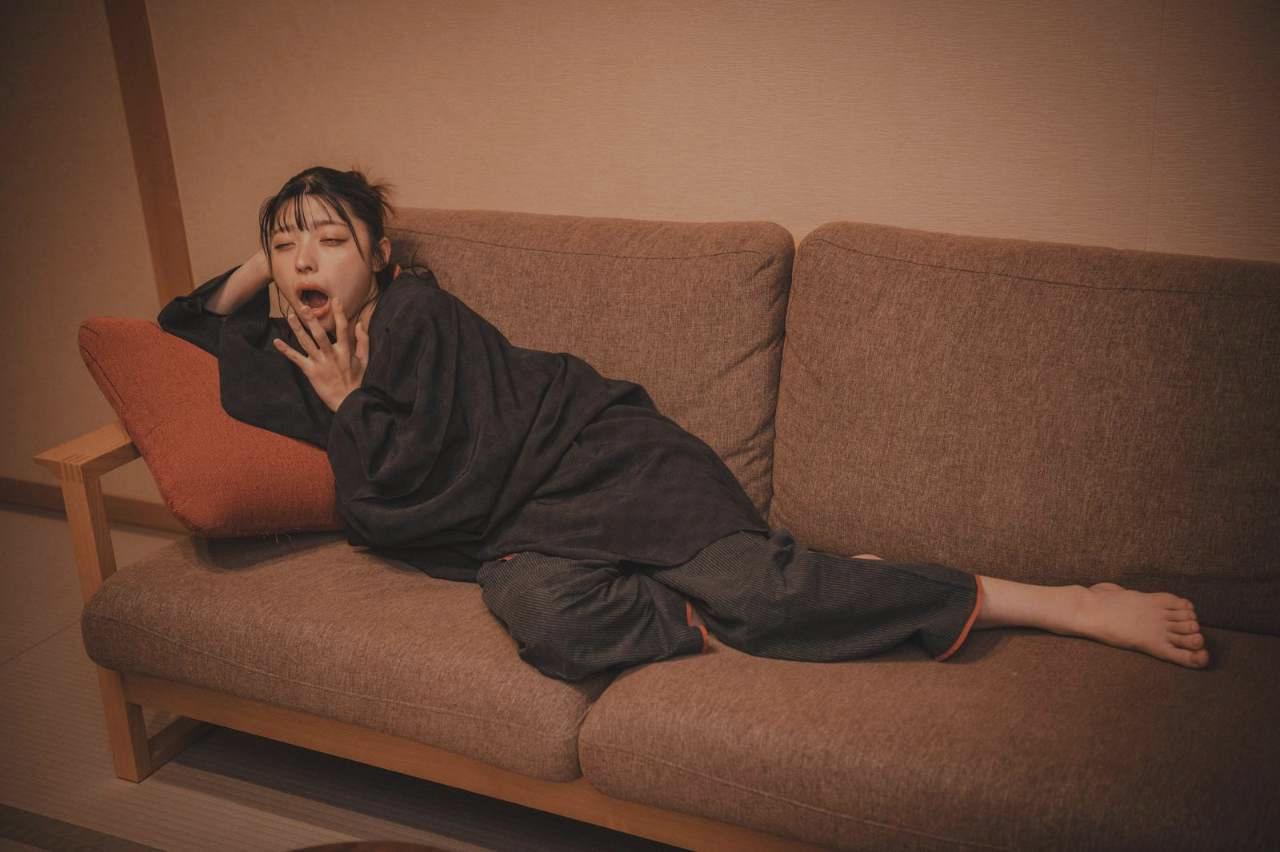 寝室で睡眠の質について考えるシニア男性の穏やかな夜