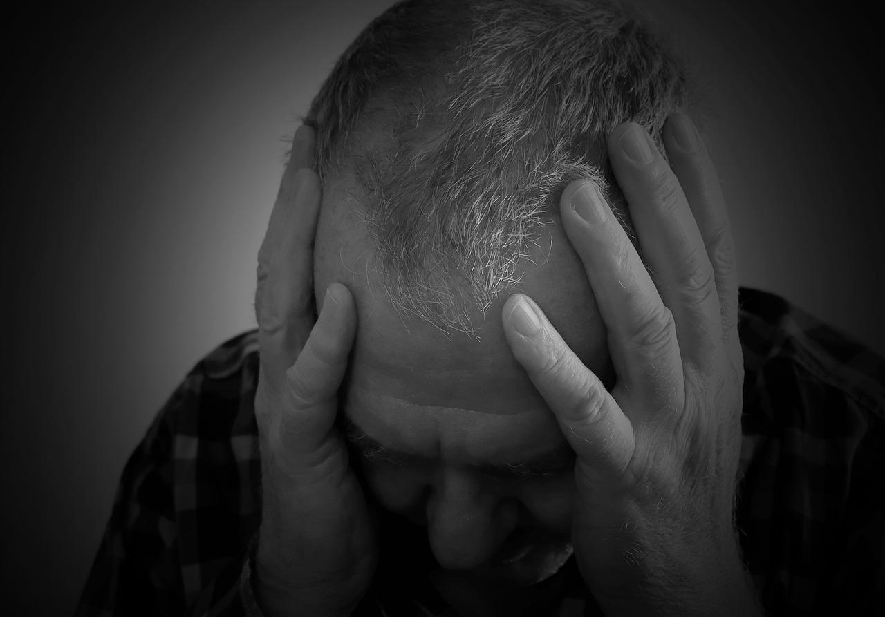 自宅で落ち着いて生活習慣を見直す50代男性