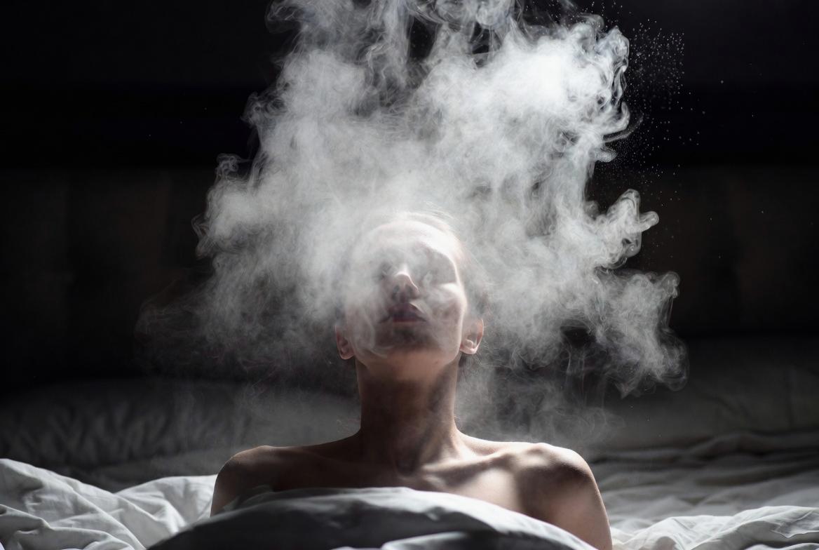夕方から夜の生活習慣が睡眠に影響するイメージ