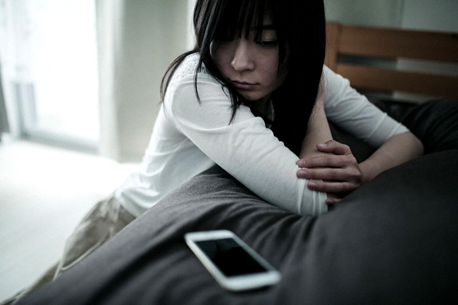 老後の不安につけ込む詐欺を防ぎ安心して暮らす高齢者のイメージ