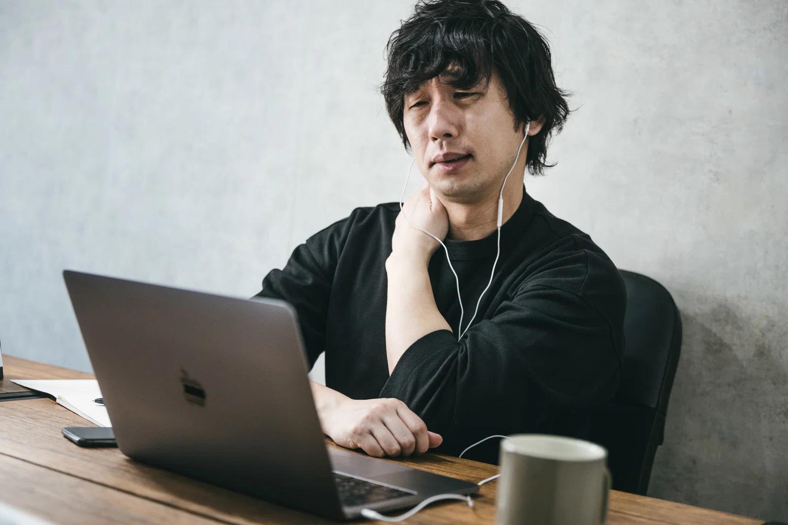 浴室にたまる水垢や皮脂汚れの原因を確認する様子