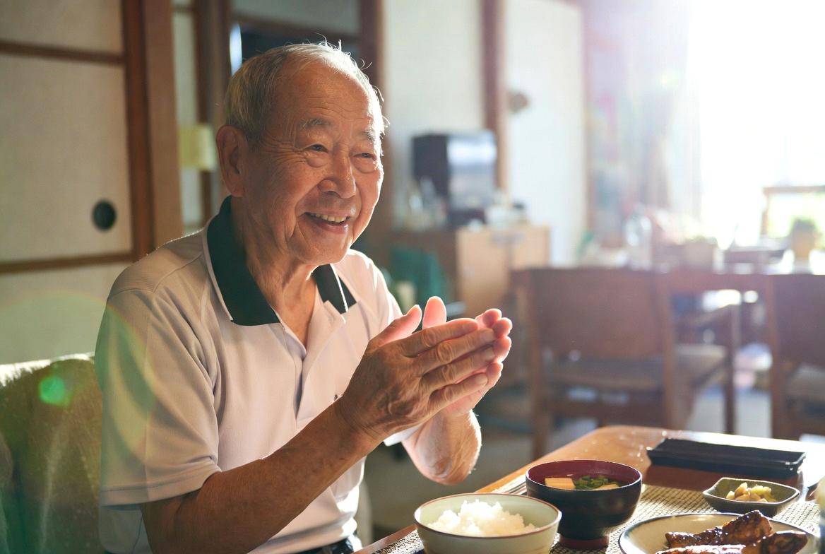 安心できる居場所で穏やかに過ごす高齢者