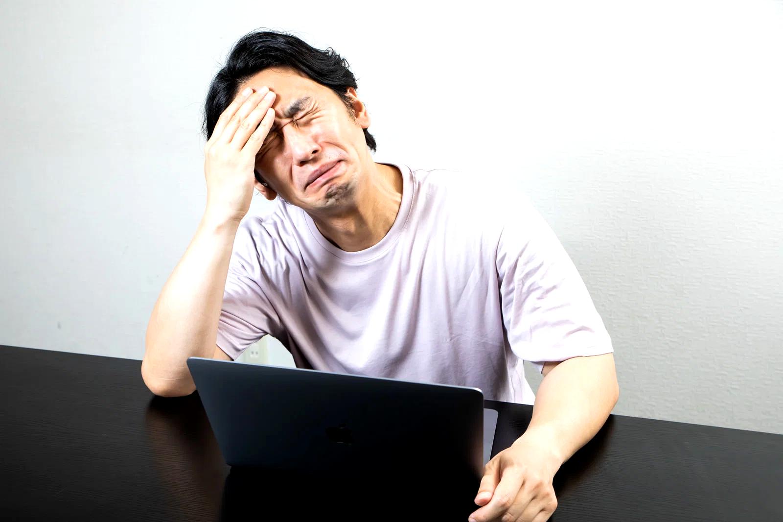 仕事とペットの両立に悩む40代の不安な様子