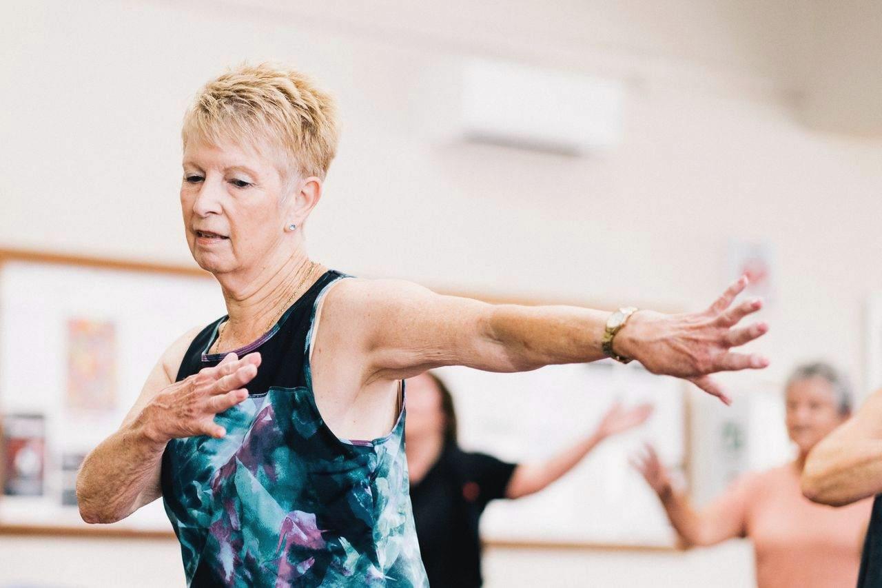 筋力低下を防ぐため自宅で腕立て伏せに取り組む中高年男性