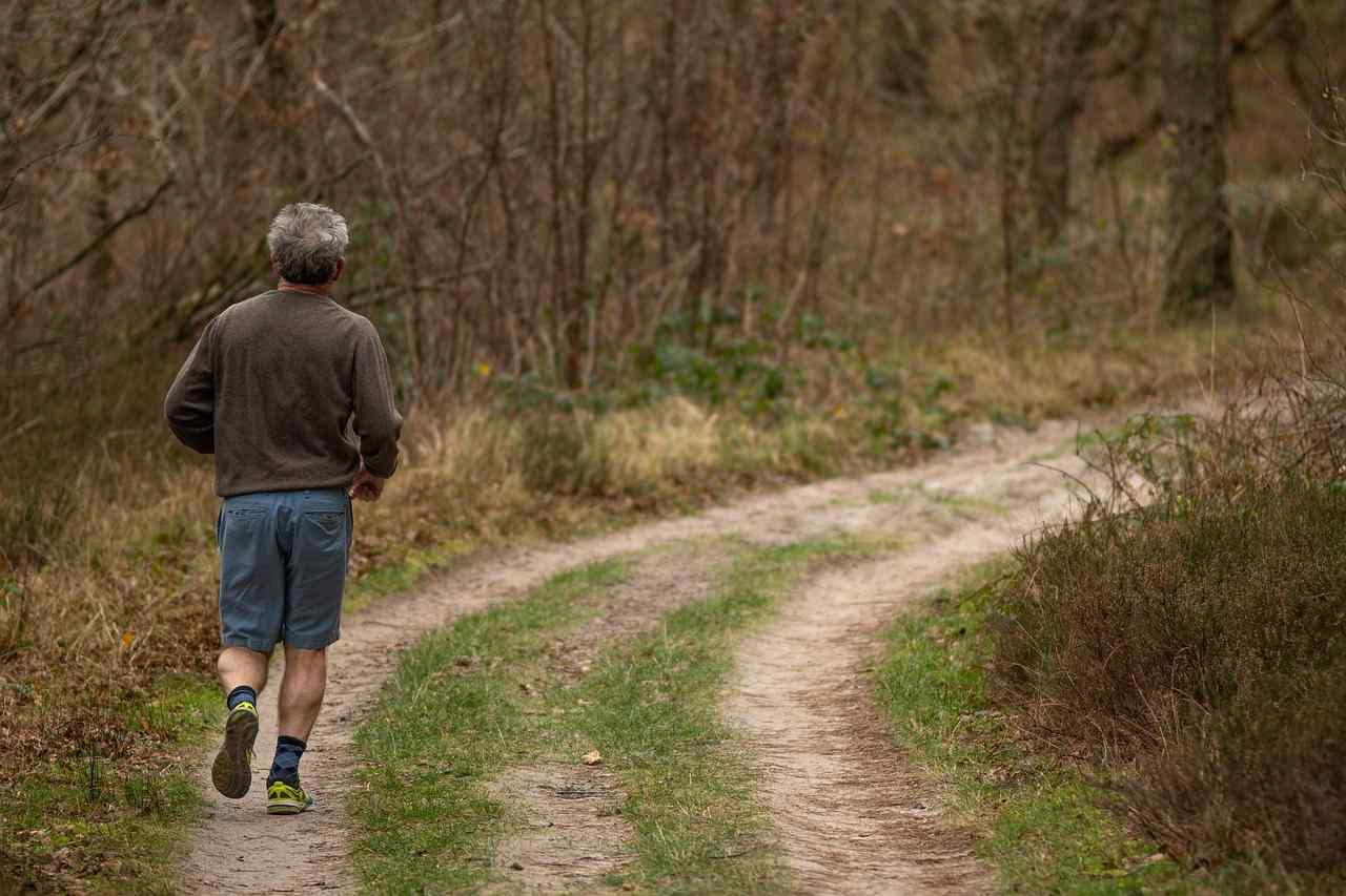 自宅で簡単な筋トレを行うシニア男性の様子