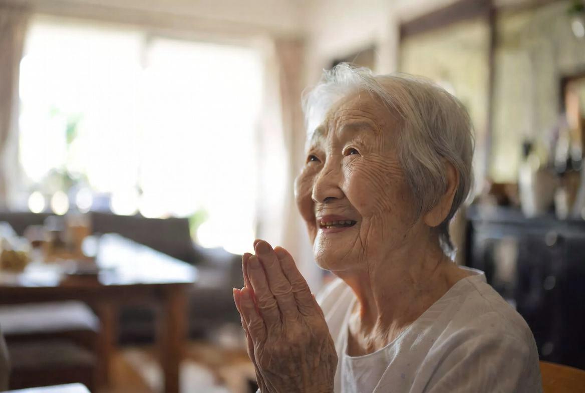 健康的な生活習慣を送る高齢者と家族の様子