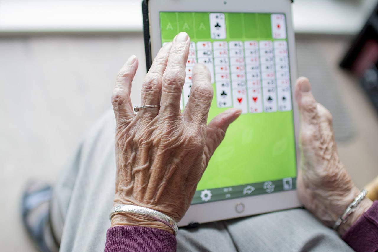 老後の暮らしに必要なお金を考える80代の夫婦の生活風景