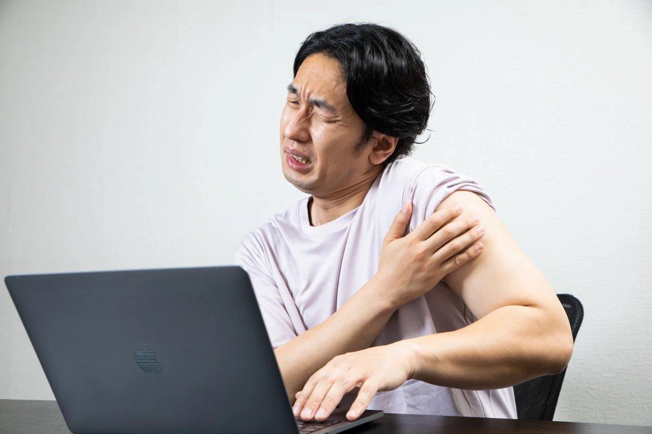 50代男性が肩の痛みを確認している様子