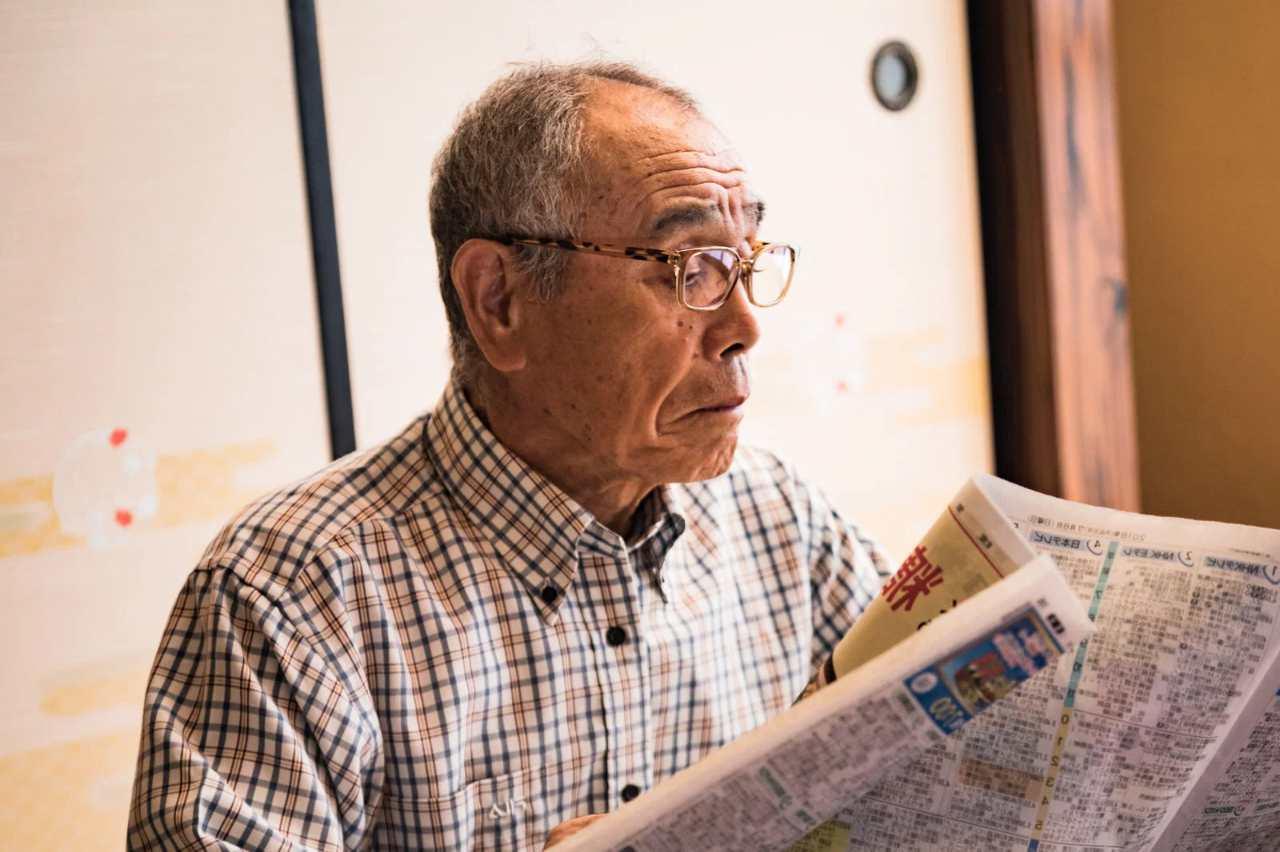 老後資金の金額を計算するために家計を確認する様子