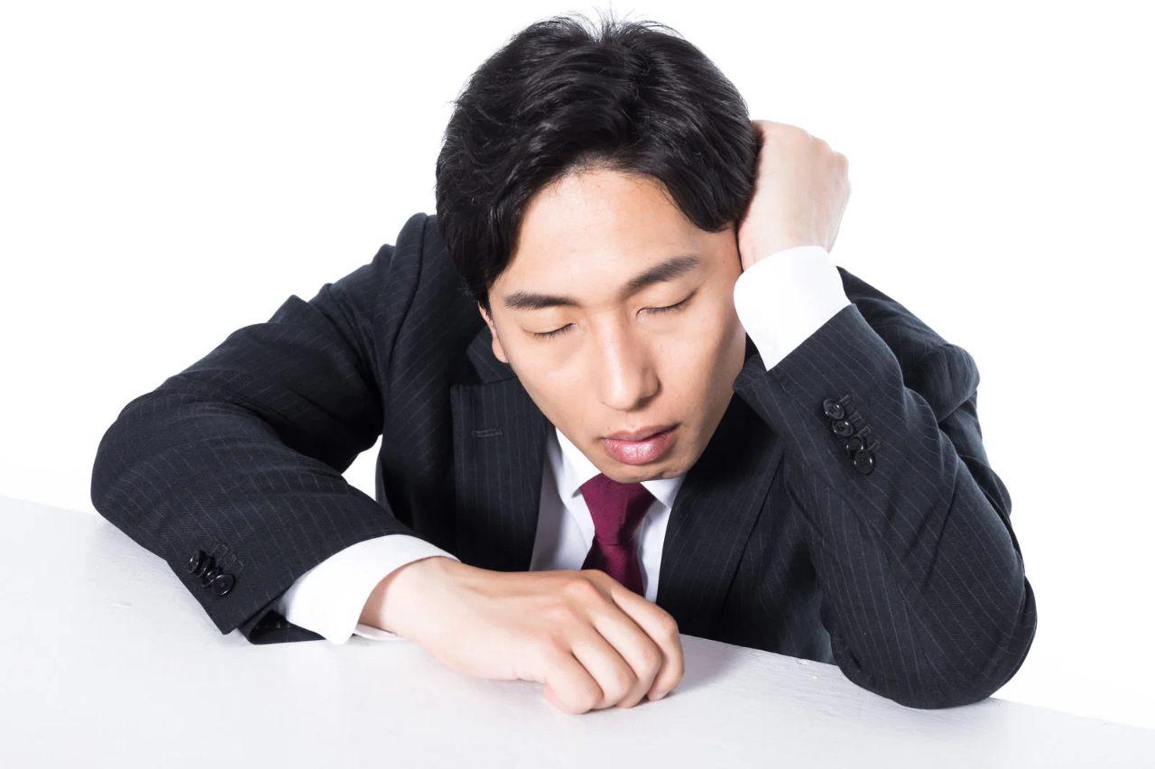 肩や首の不調を感じながら原因を考える40代男性のイメージ