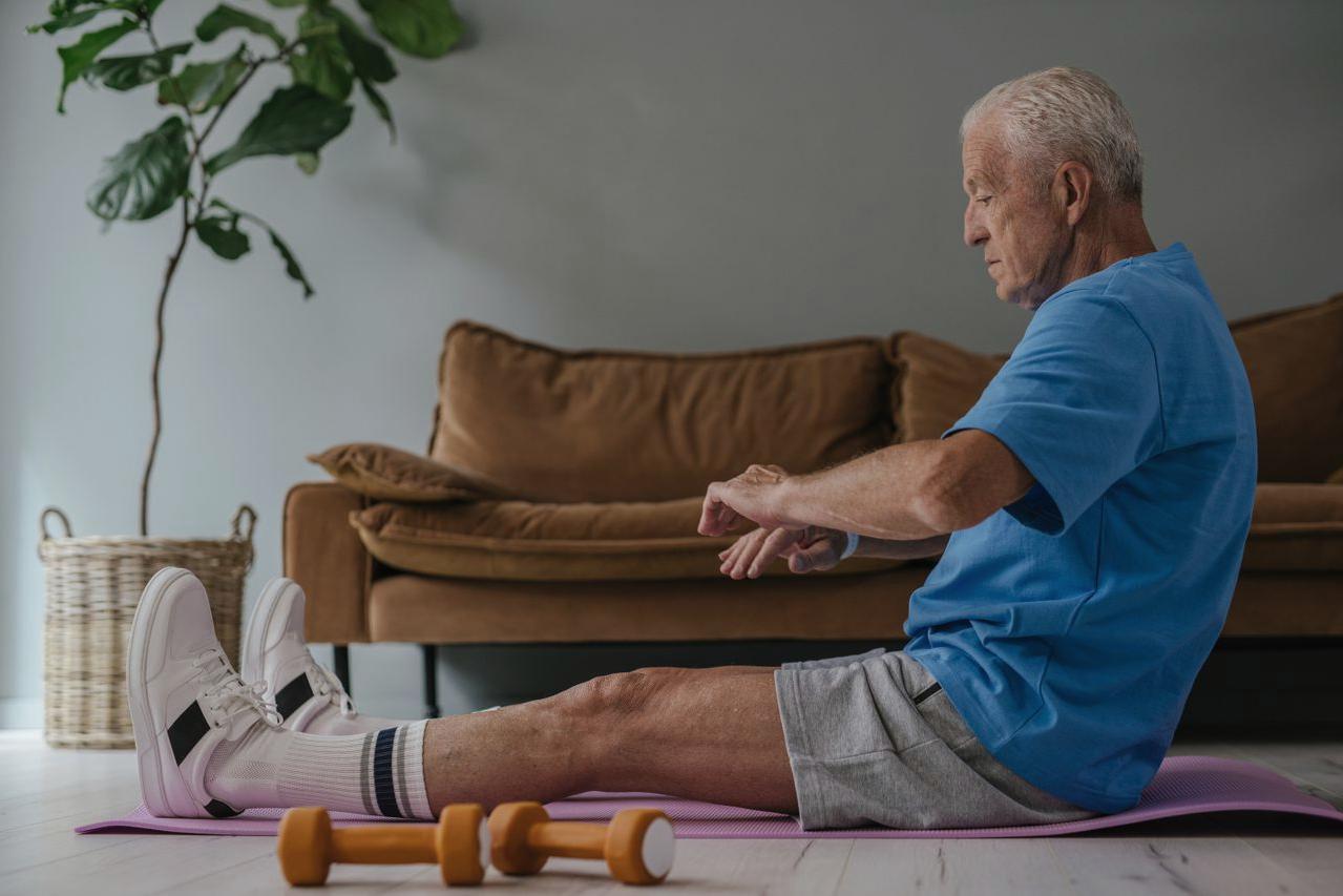 80代の転倒・寝たきり予防に役立つピラティスの重要性を解説する場面