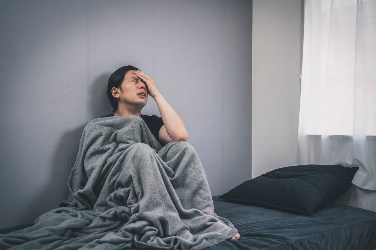 腰に負担をかけない姿勢で浴室掃除をする高齢者の様子